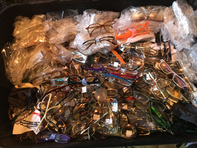 01 18 Donazione di occhiali da vista e da sole 01