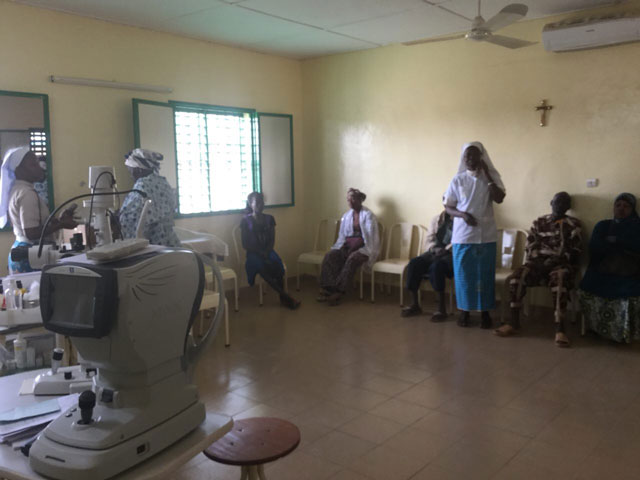 01 19 oculistica tonometro africa 05