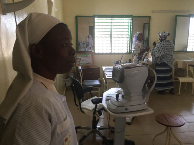 01 19 oculistica tonometro africa 06