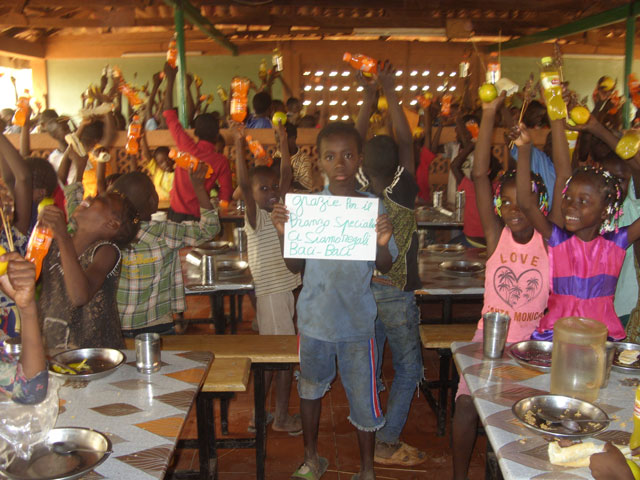 04 21 pranzo pasqua bambini africa 06
