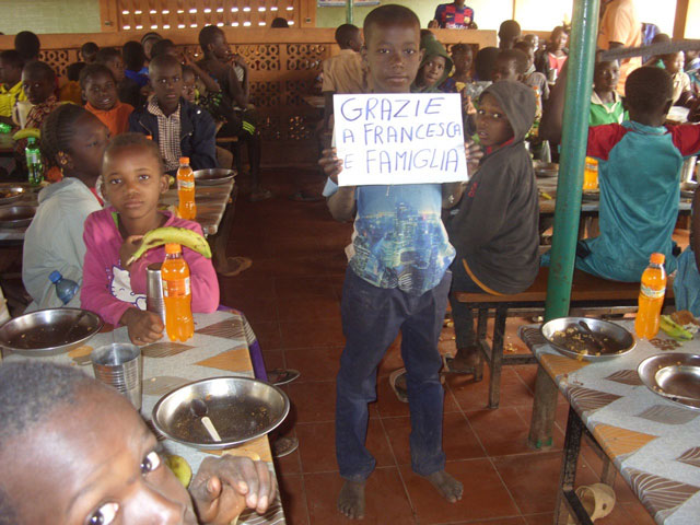02 22 pranzo bambini sfollati 04